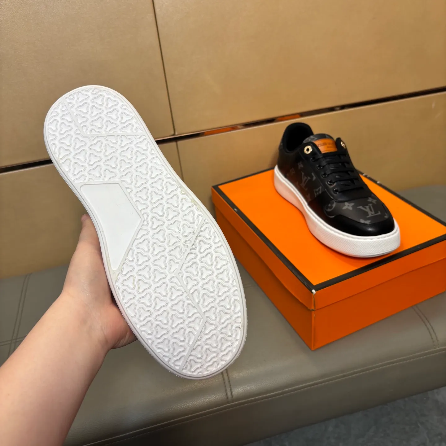 Men's shoes P400 🔆🔆👉【LV Louis Vuitton】The latest men's casual and fashionable men's shoes👟Best for all seasons💥Simple and elegant style, exclusive for trendy men, unique latest brand elements👑High-quality imported printed leather upper + cowhide, pigskin feet, fashionable and generous✅wear-resistant rubber outsole! Actual shooting🎬38-44